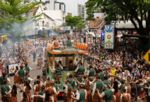 Chuva tira último desfile da programação da Oktoberfest Blumenau neste sábado