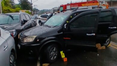 Criança fica ferida após EcoSport atingir dois carros estacionados em Ascurra