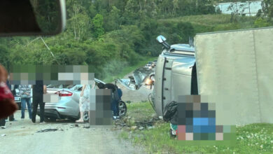 Colisão entre carro e caminhão mata 4 e deixa menor em estado grave na BR-470, em SC