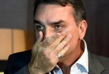 Flávio diz que Polícia Federal o intimou a entregar seus passaportes