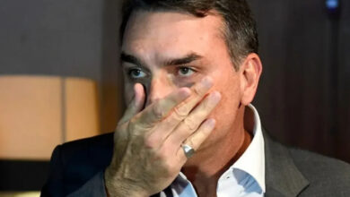 Flávio diz que Polícia Federal o intimou a entregar seus passaportes