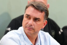 Flávio Bolsonaro não entrega passaportes no prazo e PF apura possível saída do Brasil