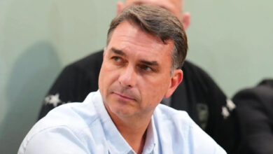 Flávio Bolsonaro não entrega passaportes no prazo e PF apura possível saída do Brasil
