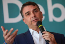 Confirmado: Flávio Bolsonaro vai para os EUA após ser intimado por Moraes a entregar passaportes à PF