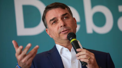 Confirmado: Flávio Bolsonaro vai para os EUA após ser intimado por Moraes a entregar passaportes à PF