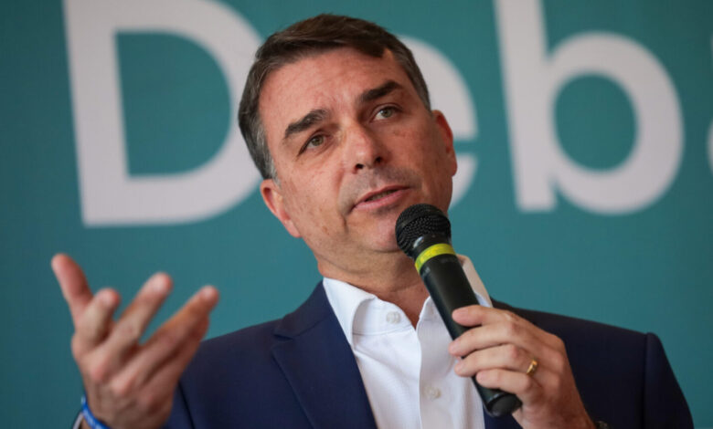 Confirmado: Flávio Bolsonaro vai para os EUA após ser intimado por Moraes a entregar passaportes à PF