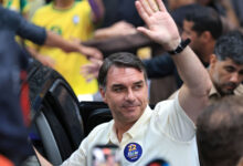 Após deixar o Brasil, Flávio Bolsonaro se declara “presidente eleito”, apaga publicação e muda discurso para “líder do Brasil”