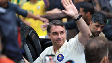 Após deixar o Brasil, Flávio Bolsonaro se declara “presidente eleito”, apaga publicação e muda discurso para “líder do Brasil”