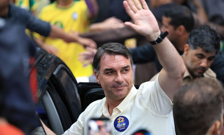 Após deixar o Brasil, Flávio Bolsonaro se declara “presidente eleito”, apaga publicação e muda discurso para “líder do Brasil”