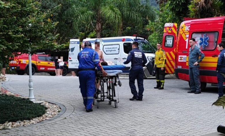 Menino é resgatado após ficar 40 segundos submerso em piscina de hotel em Gaspar