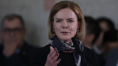 Após ser rejeitada nas urnas, Gleisi pode ganhar ministério que comanda o Bolsa Família