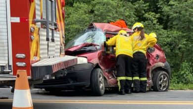 Colisão entre carro e caminhão deixa homem morto e mulher ferida na BR-470, em Rio do Sul