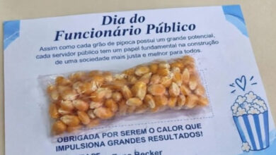 Milho de pipoca como presente no Dia do Servidor revolta funcionários e vira piada em SC