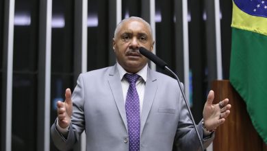 Tiririca despenca nas urnas, recebe 5 mil votos no Ceará e fica fora da Câmara