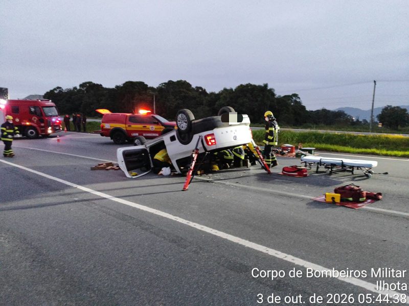 Dois acidentes seguidos fecham a BR-470 e deixam três feridos em Ilhota
