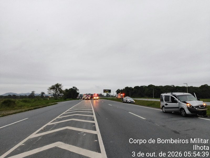 Dois acidentes seguidos fecham a BR-470 e deixam três feridos em Ilhota