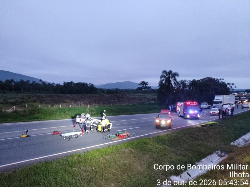 Dois acidentes seguidos fecham a BR-470 e deixam três feridos em Ilhota