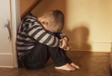 Pai é preso após agredir filho autista com tênis dentro de casa em SC