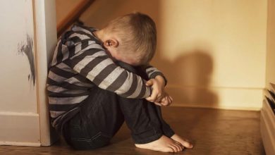 Pai é preso após agredir filho autista com tênis dentro de casa em SC