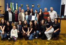 Câmara de Apiúna homenageia professora e grupos de dança por contribuição à cultura