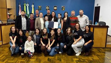 Câmara de Apiúna homenageia professora e grupos de dança por contribuição à cultura