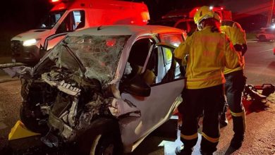 Jovem de 26 anos morre após bater carro contra caminhão estacionado em SC