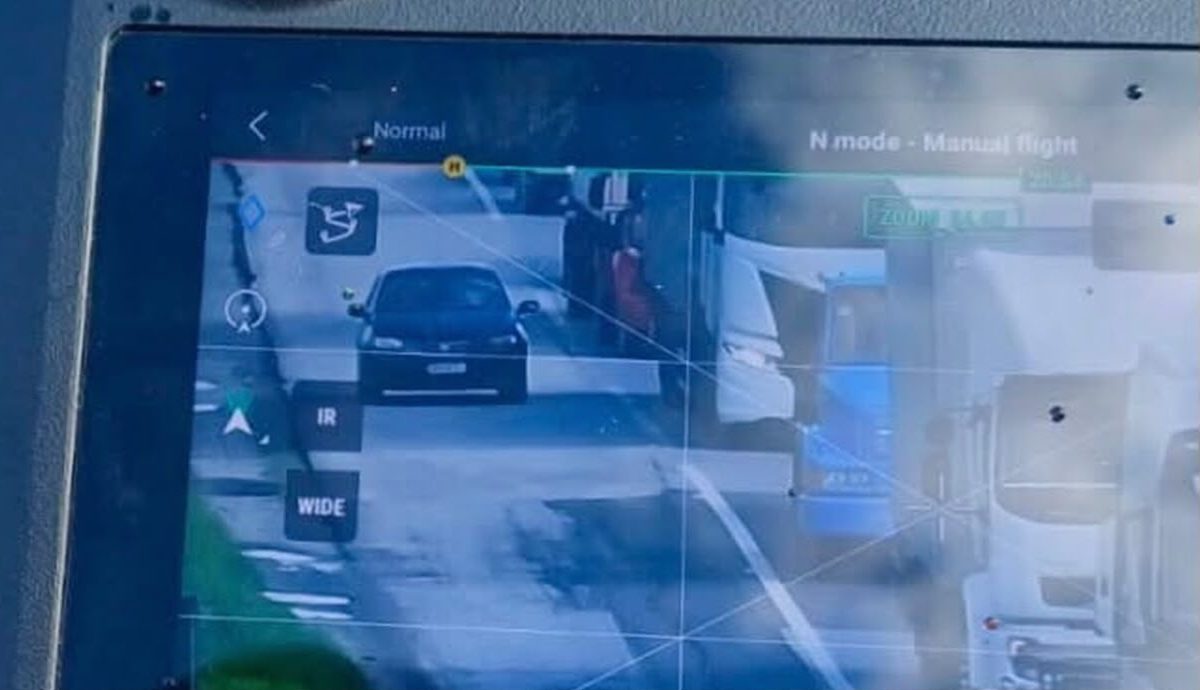Drone flagra motoristas usando acostamento e celular na BR-101, em SC
