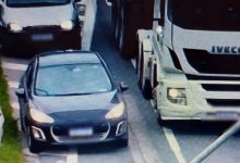 Drone flagra motoristas usando acostamento e celular na BR-101, em SC