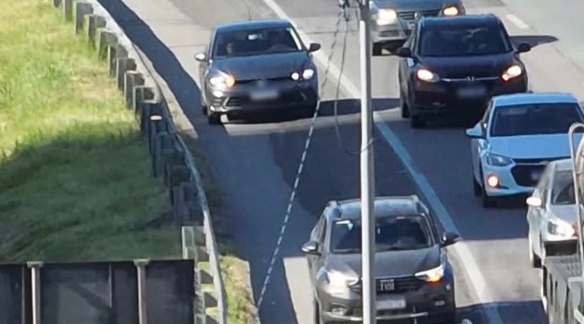 Drone flagra motoristas usando acostamento e celular na BR-101, em SC