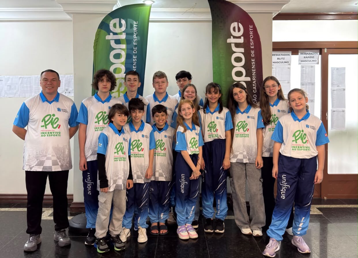 Jovens de Timbó brilham no xadrez e conquistam medalhas na Olesc