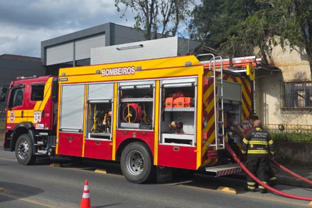 Casa fica destruída após ser atingida por incêndio em Blumenau