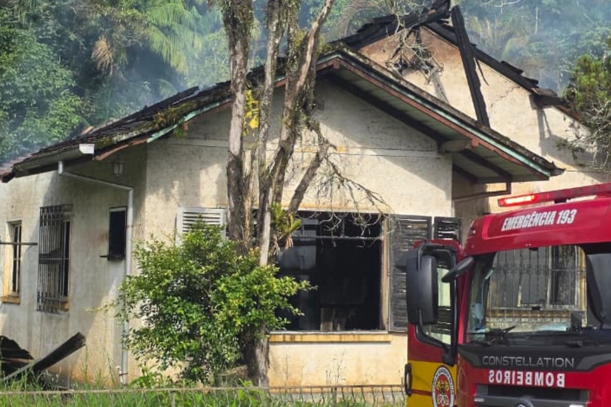 Casa fica destruída após ser atingida por incêndio em Blumenau
