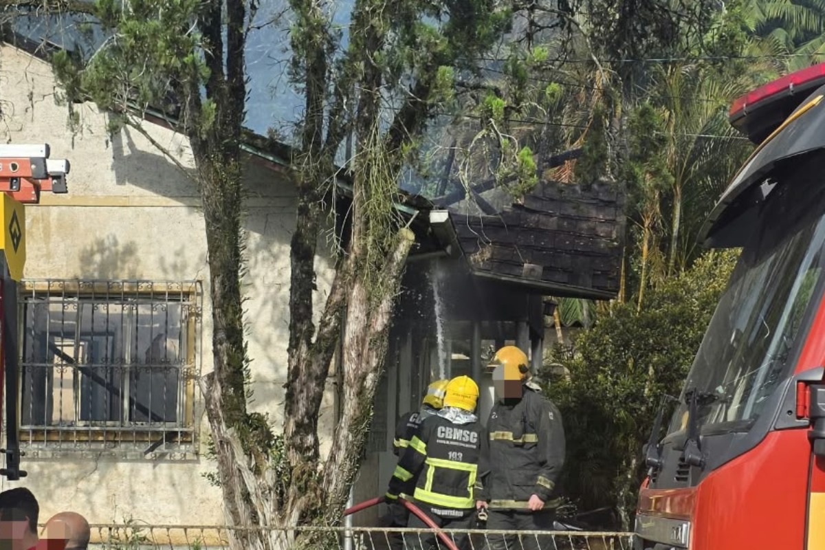 Casa fica destruída após ser atingida por incêndio em Blumenau