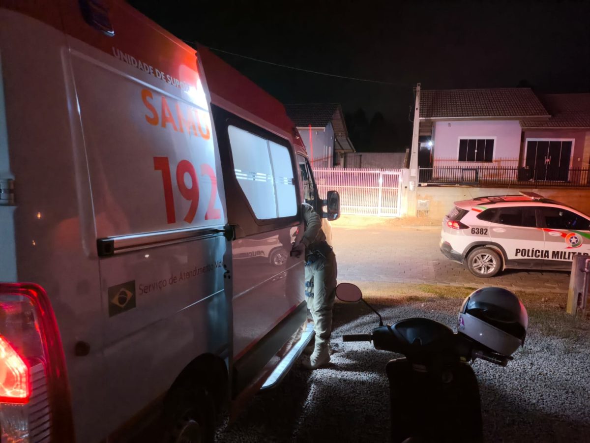 Mulher foge com faca cravada no ombro após ataque do companheiro em Ibirama