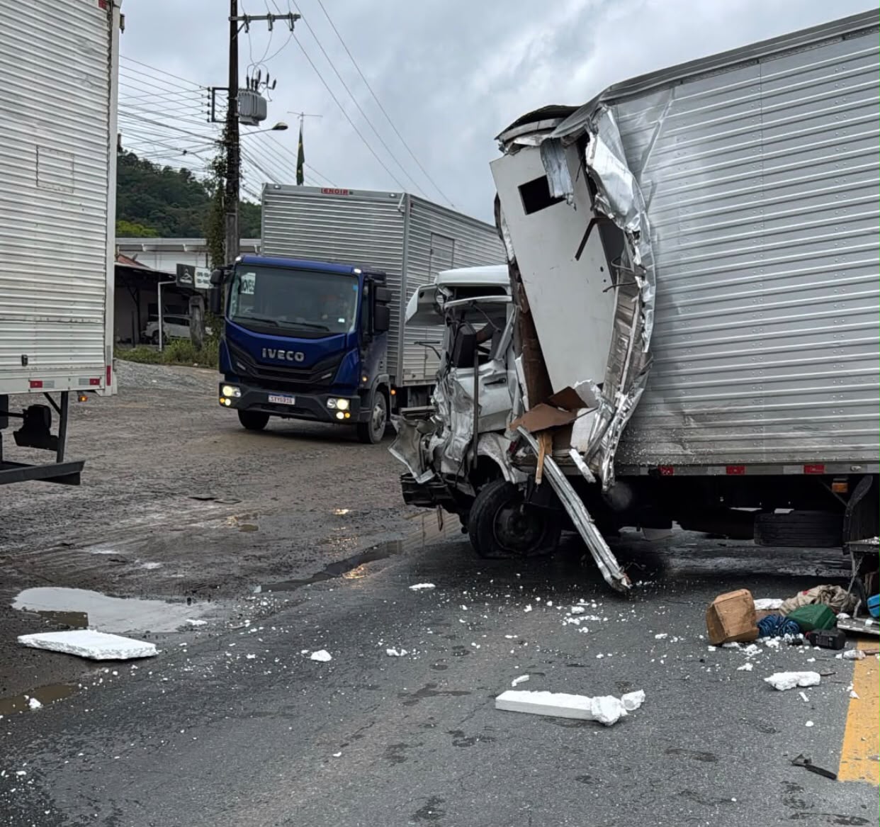 Motorista fica preso às ferragens após colisão entre caminhão e van na BR-470, em Blumenau