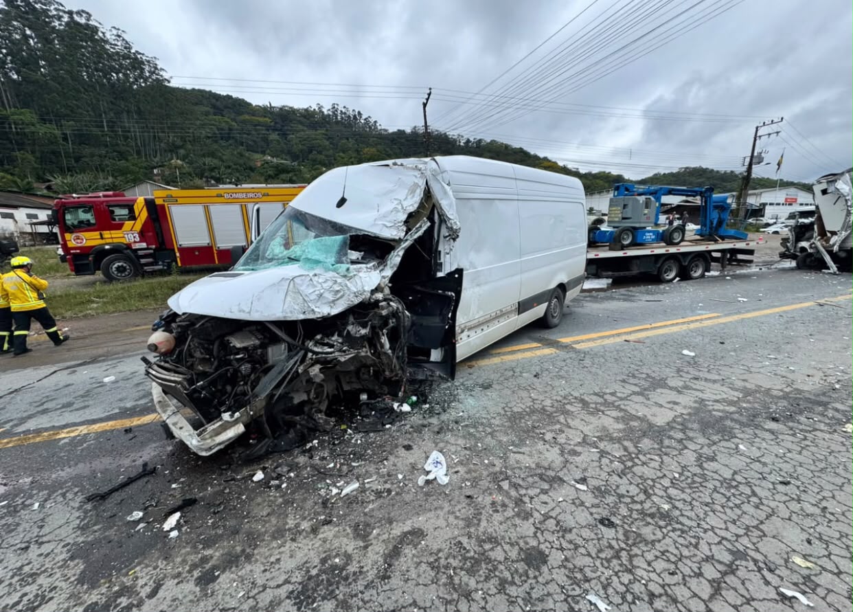 Motorista fica preso às ferragens após colisão entre caminhão e van na BR-470, em Blumenau