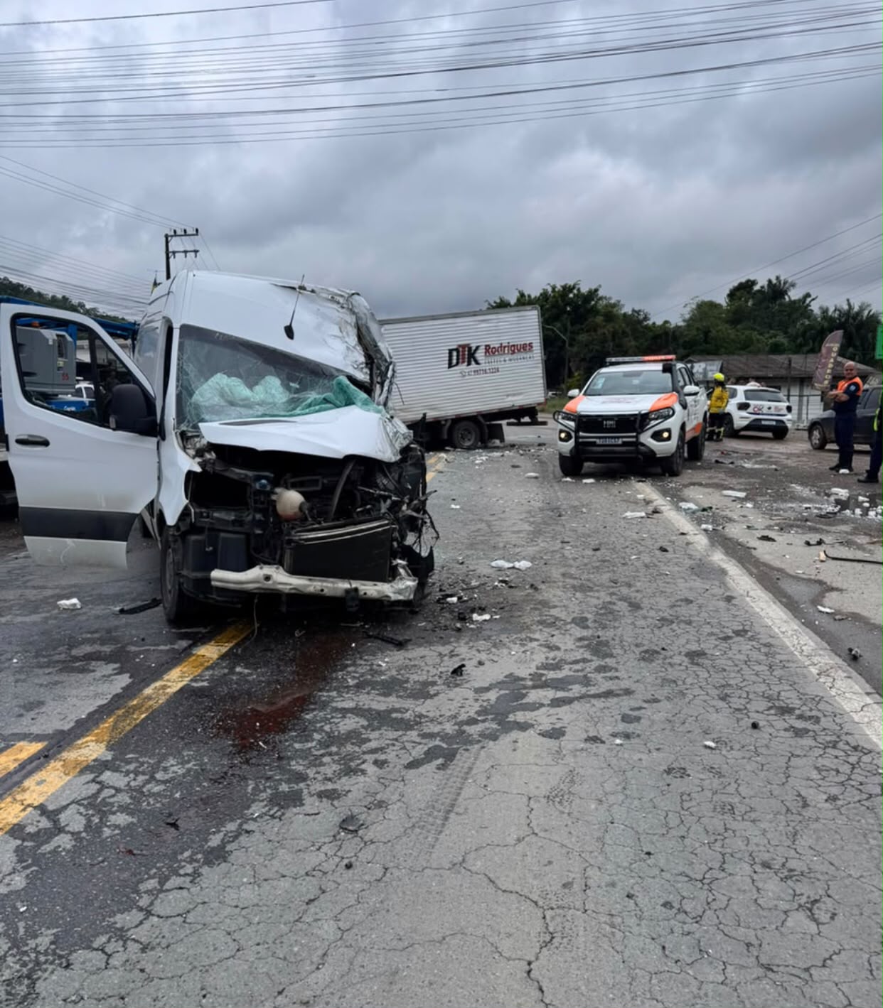 Motorista fica preso às ferragens após colisão entre caminhão e van na BR-470, em Blumenau