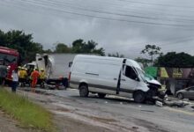 Motorista fica preso às ferragens após colisão entre caminhão e van na BR-470, em Blumenau