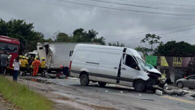 Motorista fica preso às ferragens após colisão entre caminhão e van na BR-470, em Blumenau
