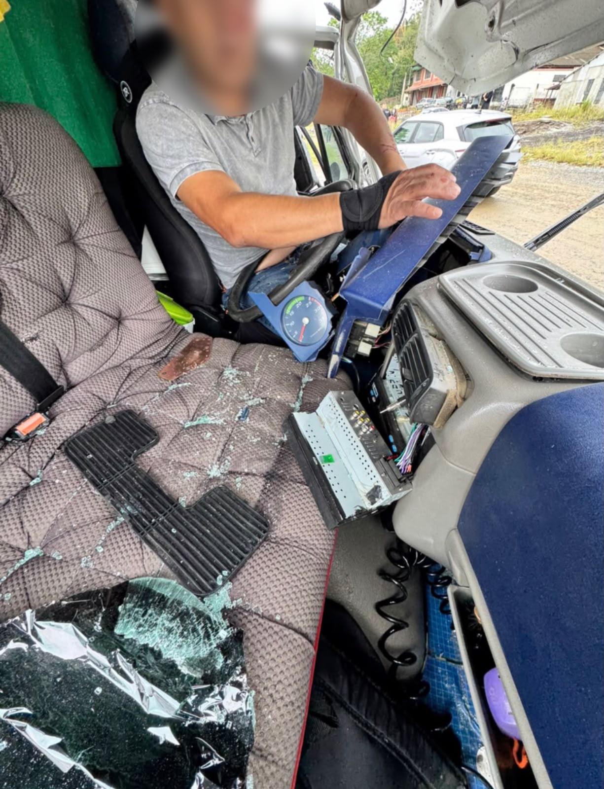 Motorista fica preso às ferragens após colisão entre caminhão e van na BR-470, em Blumenau