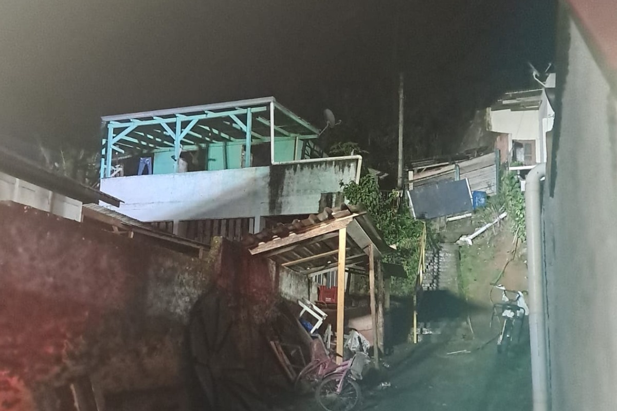 Incêndio destrói casa e vizinho é hospitalizado após salvar cachorro do fogo em Brusque