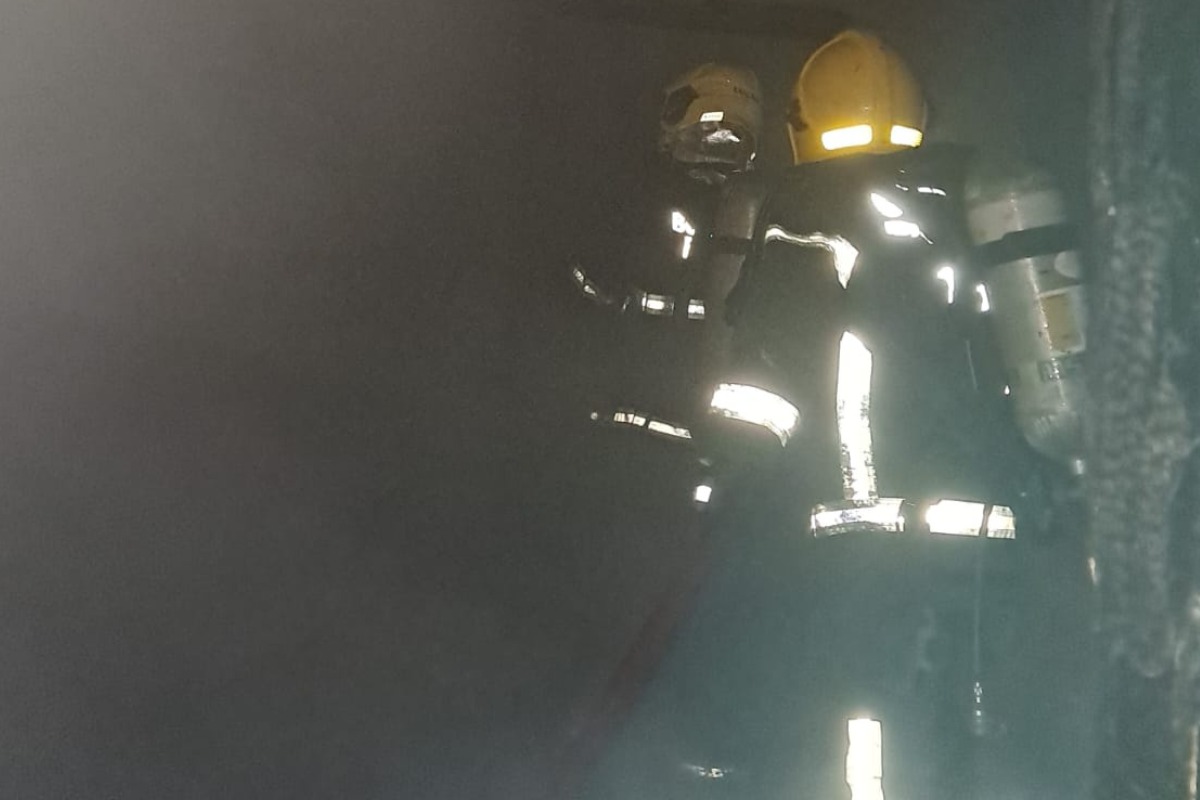 Incêndio destrói casa e vizinho é hospitalizado após salvar cachorro do fogo em Brusque