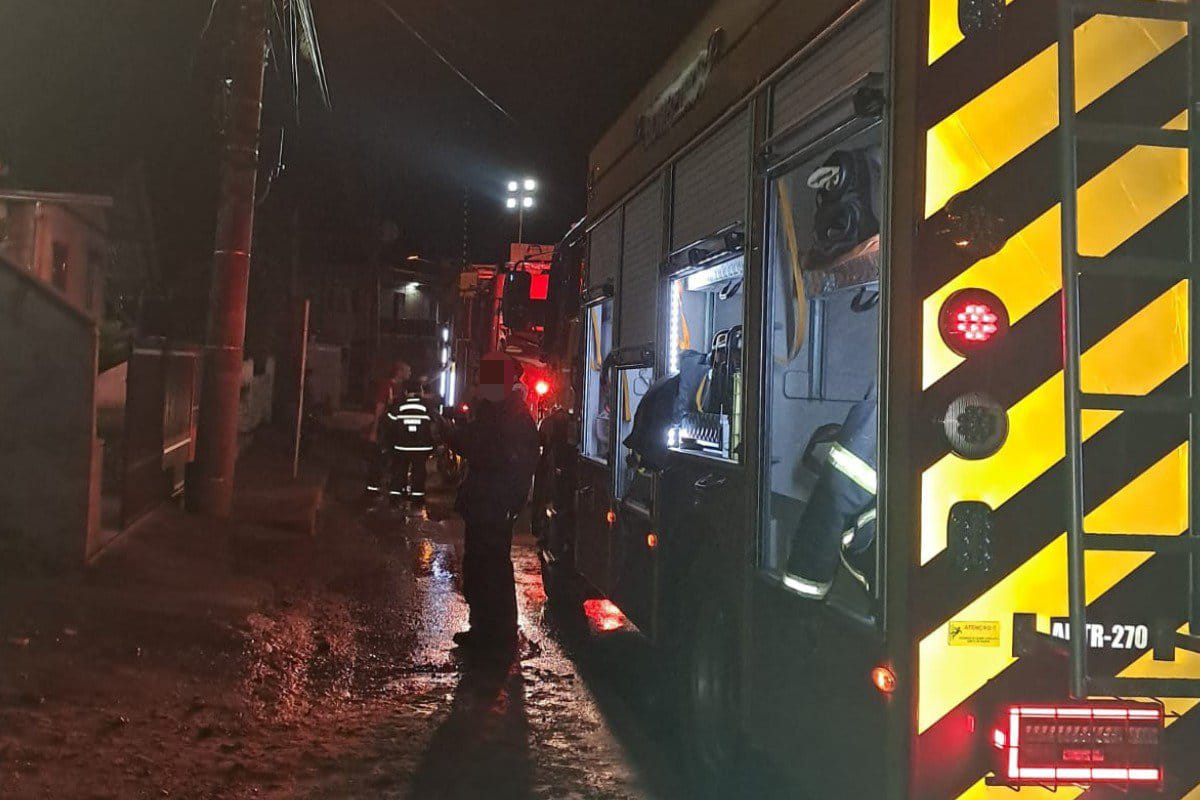 Incêndio destrói casa e vizinho é hospitalizado após salvar cachorro do fogo em Brusque