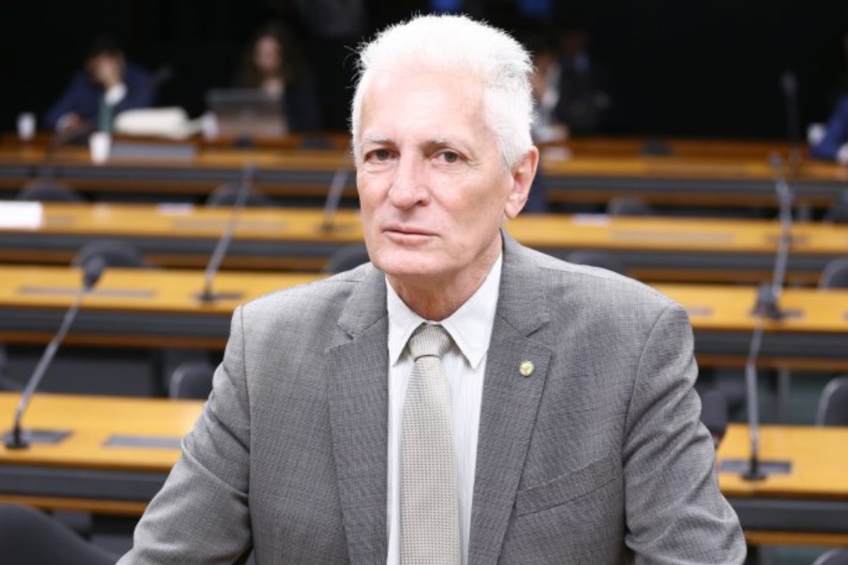 Deputados de Lula pedem apreensão do passaporte de Flávio