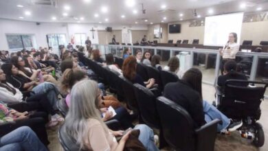 Blumenau reúne estudantes e especialistas para conscientização sobre o câncer