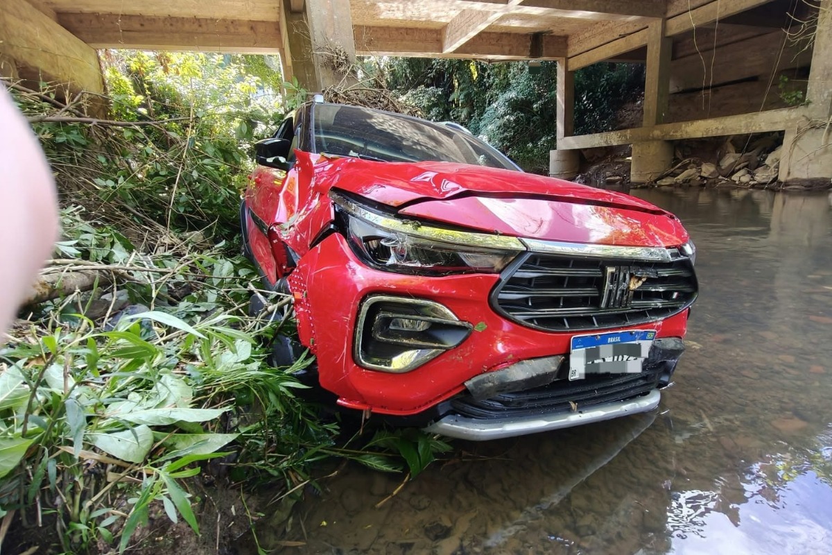 Idoso bate o carro, cai em ribanceira de 10 metros e fica inconsciente em Blumenau