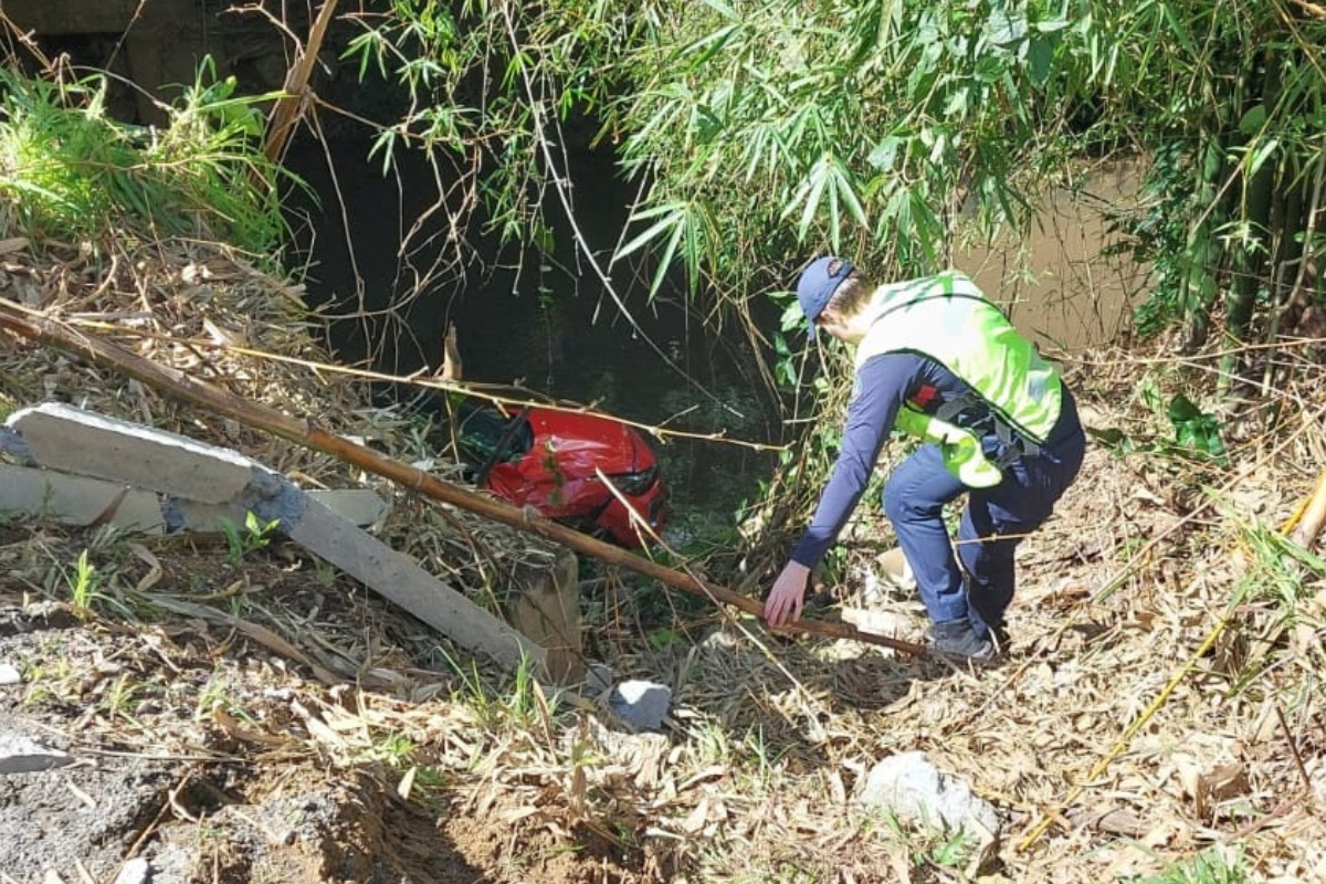 Idoso bate o carro, cai em ribanceira de 10 metros e fica inconsciente em Blumenau