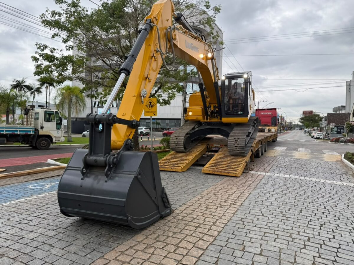 Após 17 anos, Timbó recebe nova escavadeira hidráulica para reforçar infraestrutura