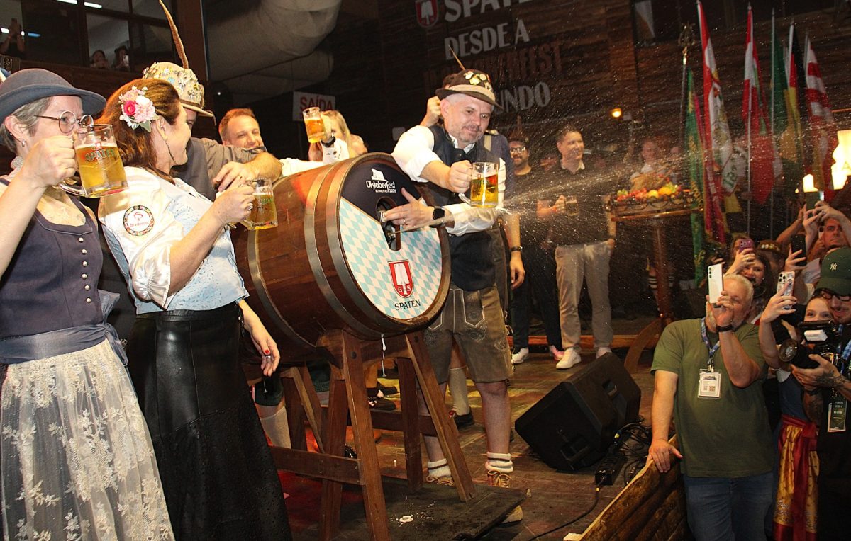 Chope jorra e multidão celebra: sangria do barril abre oficialmente a 41ª Oktoberfest Blumenau