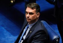 Deputados de Lula pedem apreensão do passaporte de Flávio